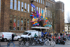904125 Afbeelding van de neoninstallatie 'Intellectual Heritage' van Maarten Baas boven de ingang van de Bibliotheek ...
